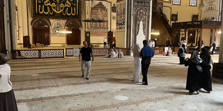Tarihi cami ziyaretlerine kıyafet mecburiyeti getirildi