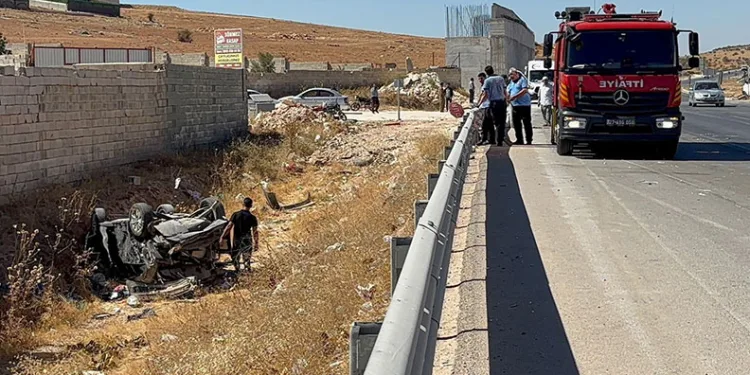 Gaziantep’te hafif ticari aracın çarptığı otomobil ters döndü: Aynı aileden 4’ü çocuk 6 yaralı