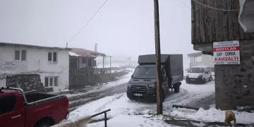 Artvin’in vadilerini sel, yaylalarını kar vurdu