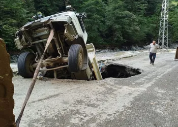Artvin’de yol onarım sırasında kamyon göçüğe düştü