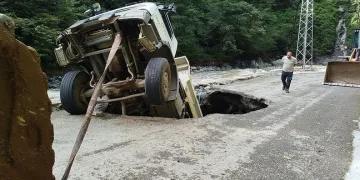 Artvin’de yol onarım sırasında kamyon göçüğe düştü