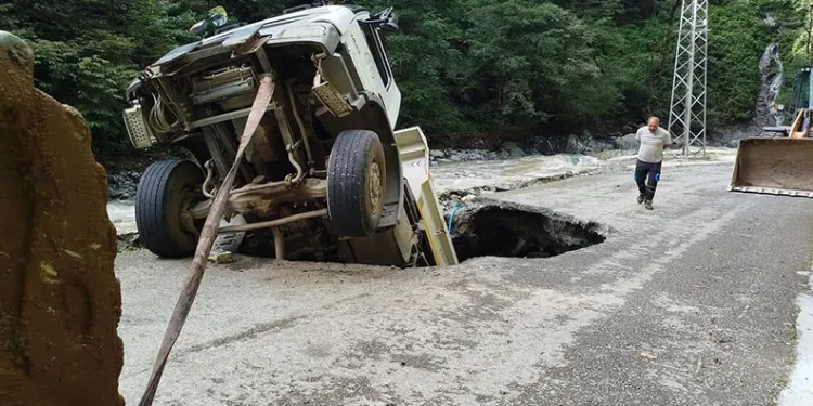 Artvin’de yol onarım sırasında kamyon göçüğe düştü