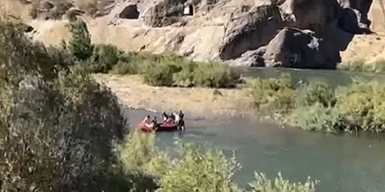 Beyhan Barajı’nda kapaklar açıldı: 4 kişi mahsur kaldı