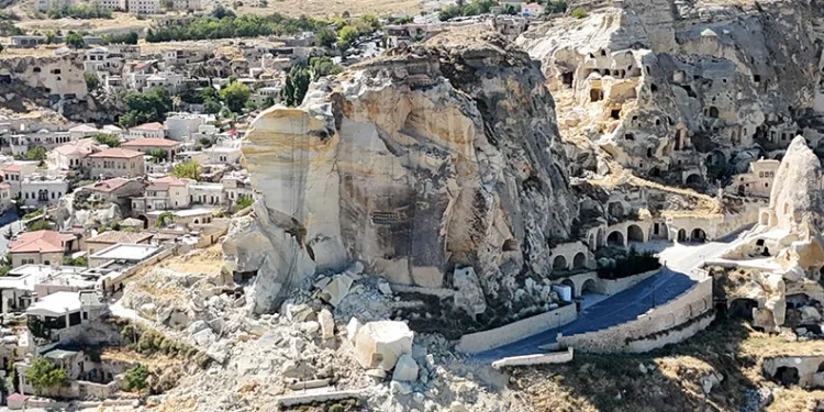 Kapadokya’da Kadıkalesi’nin bir bölümündeki kaya parçaları koptu