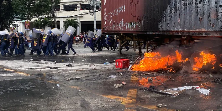 Filipinler’de on binlerce kişi yolsuzluk protestosu için sokaklara döküldü