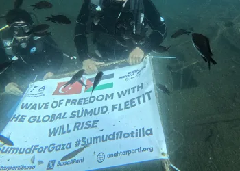 Denizin dibinde Filistin bayrağı açtılar