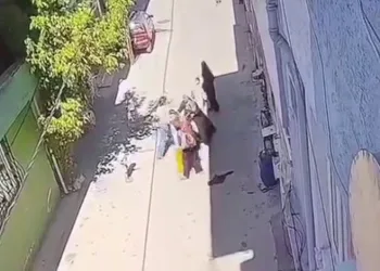 Bursa’da kucağında çocuğu olan anneye sokak ortasında dayak