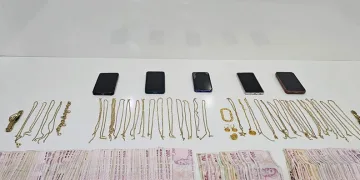 Kuyumcuları sahte altınla dolandırdılar
