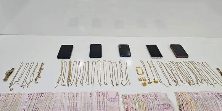 Kuyumcuları sahte altınla dolandırdılar
