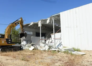 Ürünlü’de 2 kaçak yapı yıkıldı