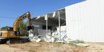 Ürünlü’de 2 kaçak yapı yıkıldı
