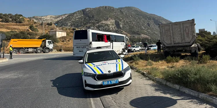 Söke’de freni tutmayan tır otobüse çarptı
