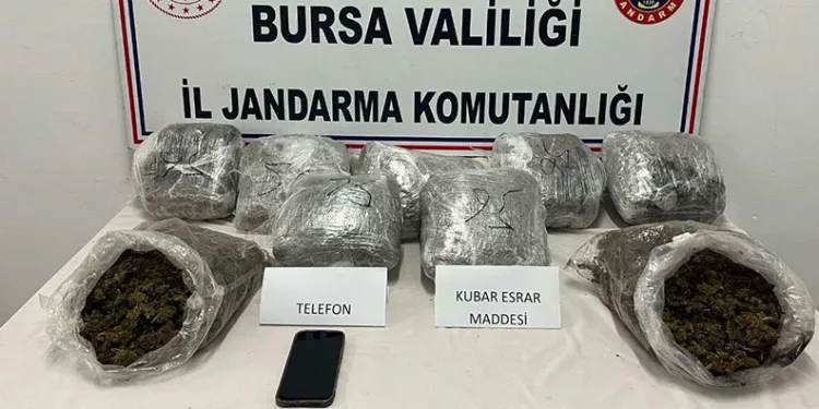 Bursa’da eve yapılan baskında 8 kilo uyuşturucu ele geçirildi