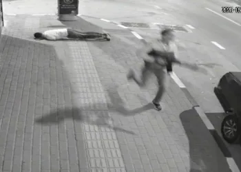 Bursa’da kalabalığın arasına daldı, husumetlisini başından vurdu