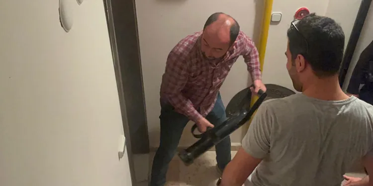 “Eski eşim bıçakladı” diyen kadının kapısı kırıldı, gerçek herkesi şaşırttı
