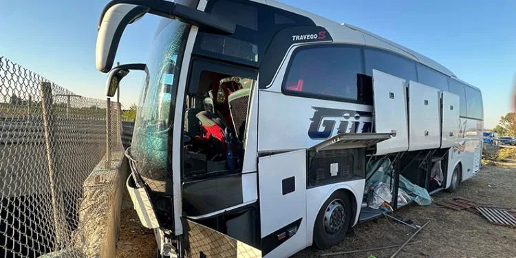 Mersin’de yolcu otobüsü refüje girdi: 13 yaralı