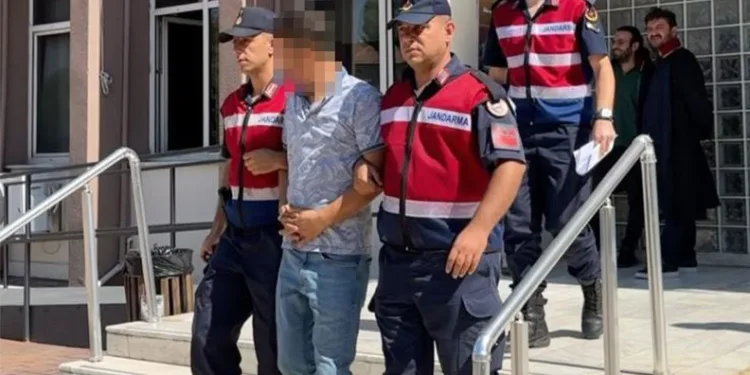 Seyir halindeki araç alev aldı, sürücü kendini dışarı atarak kurtuldu