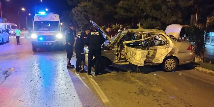 Kontrolden çıkan otomobil ağaçlara çarparak durabildi