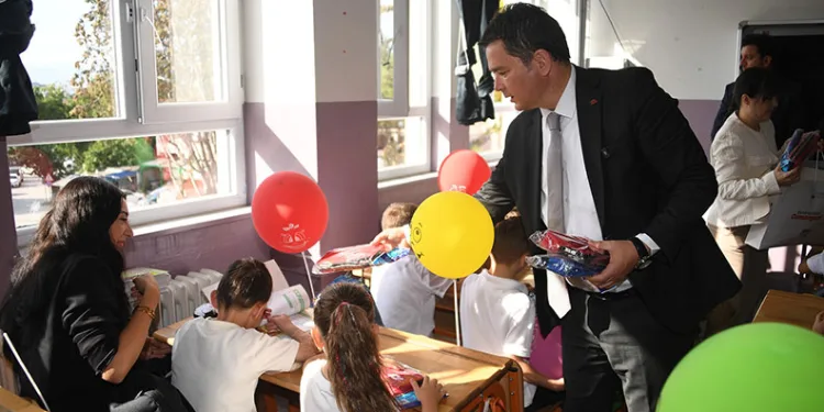 Erkan Aydın’dan öğrencilere ilk ders sürprizi