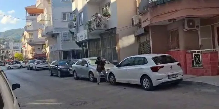 Kadıköy’de okul çevresinde denetim: 2 şüpheli gözaltına alındı