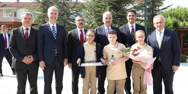 İnegöl’de hem yeni eğitim öğretim yılı hem yeni okul birlikte açıldı