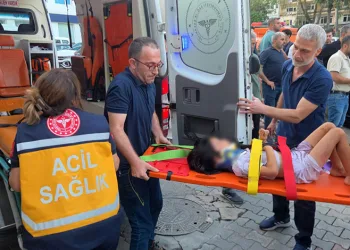Motosiklet önce küçük çocuğa ardından otomobile çarptı