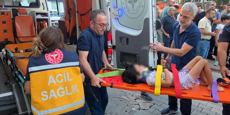 Motosiklet önce küçük çocuğa ardından otomobile çarptı