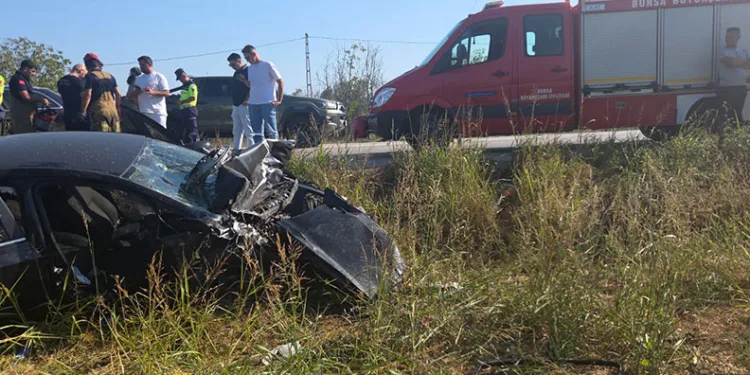 Bursa’da otomobiller kafa kafaya çarpıştı: 4 yaralı