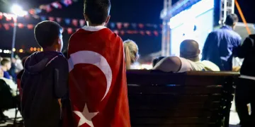 Gemlik, 12 Dev Adam’ın Final Heyecanını Meydanda Yaşadı