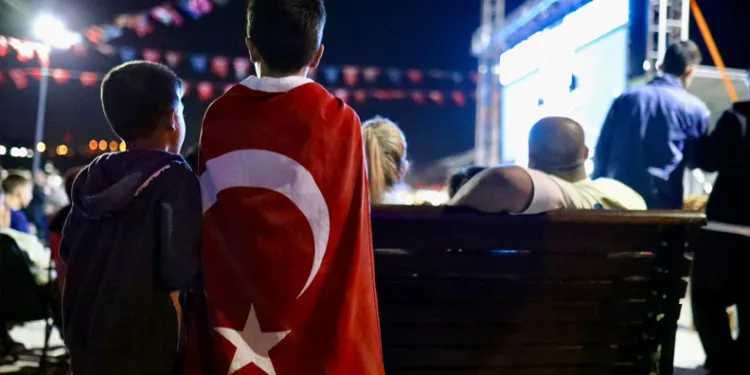 Gemlik, 12 Dev Adam’ın Final Heyecanını Meydanda Yaşadı