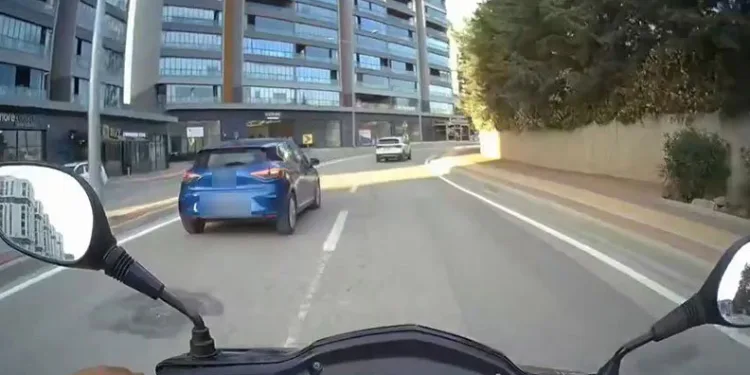 Motosikletliyle otomobil şoförünün kavgası kamerada