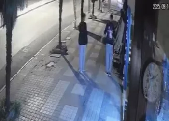 Önce paraları sonra meyveleri çalan şüpheli kamerada