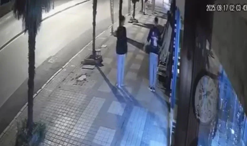 Önce paraları sonra meyveleri çalan şüpheli kamerada