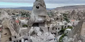 Kapadokya’daki milyonlarca yıllık peribacası yıkıldı