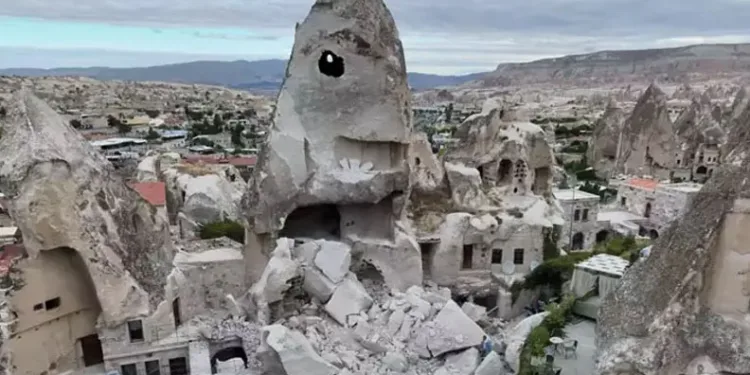Kapadokya’daki milyonlarca yıllık peribacası yıkıldı