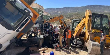 Üzerine kamyon devrilen otomobilin sürücüsü hayatını kaybetti