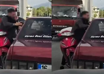 Bursa’da motosikletli aracın camından içeri girmeye çalıştı