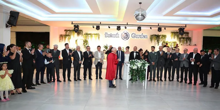 Siyaset, medya ve iş dünyasını buluşturan düğün