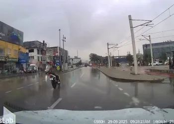 Bursa’da motosikletli yağışlı havada drift attı, yere kapaklandı
