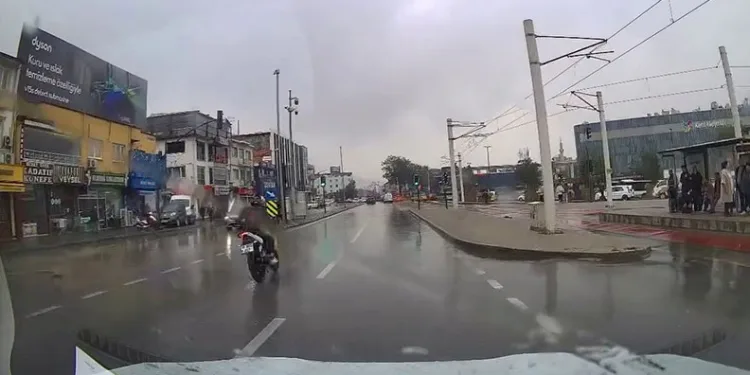Bursa’da motosikletli yağışlı havada drift attı, yere kapaklandı