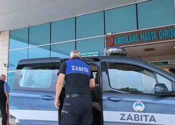 Direksiyon başında kalp krizi geçiren sürücüyü zabıtalar kurtardı