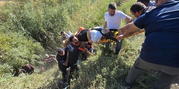 Öğretmenleri taşıyan otomobil dereye uçtu: 2 yaralı