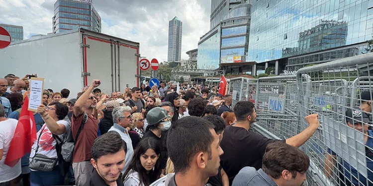 CHP İstanbul İl Başkanlığı’ndaki kalabalığa polis müdahalesi