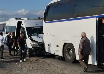 Bursa’da bariyere çarpan sürücü yaralandı