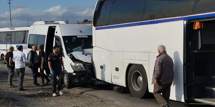 Bursa’da bariyere çarpan sürücü yaralandı