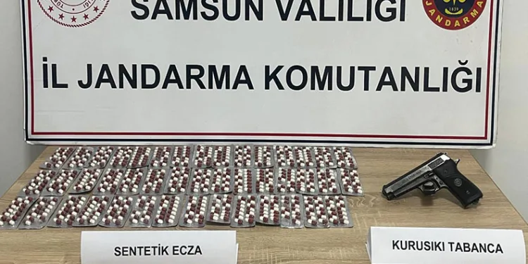 Parkta kızlarının gözü önünde bıçağı boğazına dayayan adamı polisler ikna etti