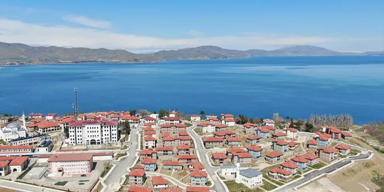 Kepez Belediyesi Esentepe’de yaptığı yenileme çalışmalarıyla bölgeye modern bir çehre kazandırdı