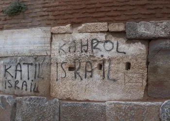 ‘Katil İsrail’ yazısı isyan ettirdi