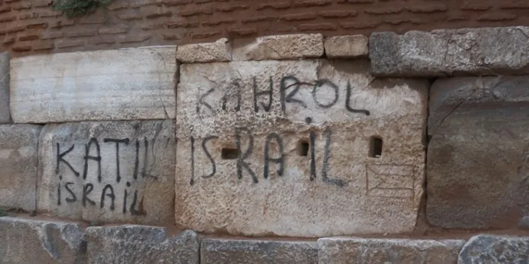 ‘Katil İsrail’ yazısı isyan ettirdi