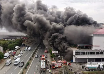 Trabzon’da AVM’de yangın: Gökyüzünü siyah duman kapladı